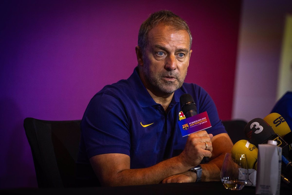 Hansi Flick afirma que no hay razones para que Ronald Araujo deje al equipo y no tiene novedades al