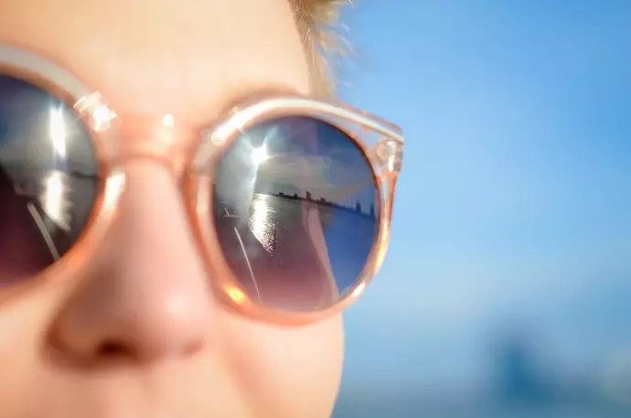 Un 30% de los miopes limita sus actividades de verano por usar gafas o lentillas, según un estudio