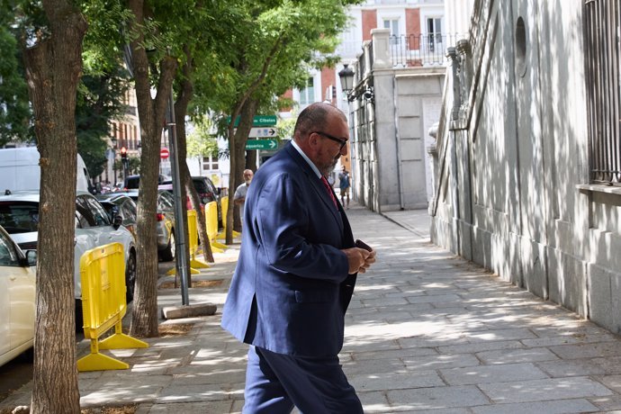 El Tribunal Supremo extiende seis meses el caso Koldo debido al considerable material intervenido.