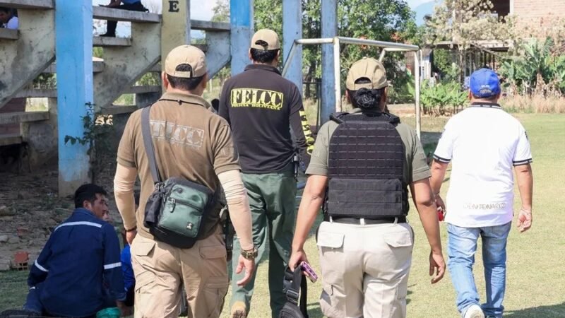 Candidato Andrónico Rodríguez es apedreado por una multitud tras votar en Bolivia