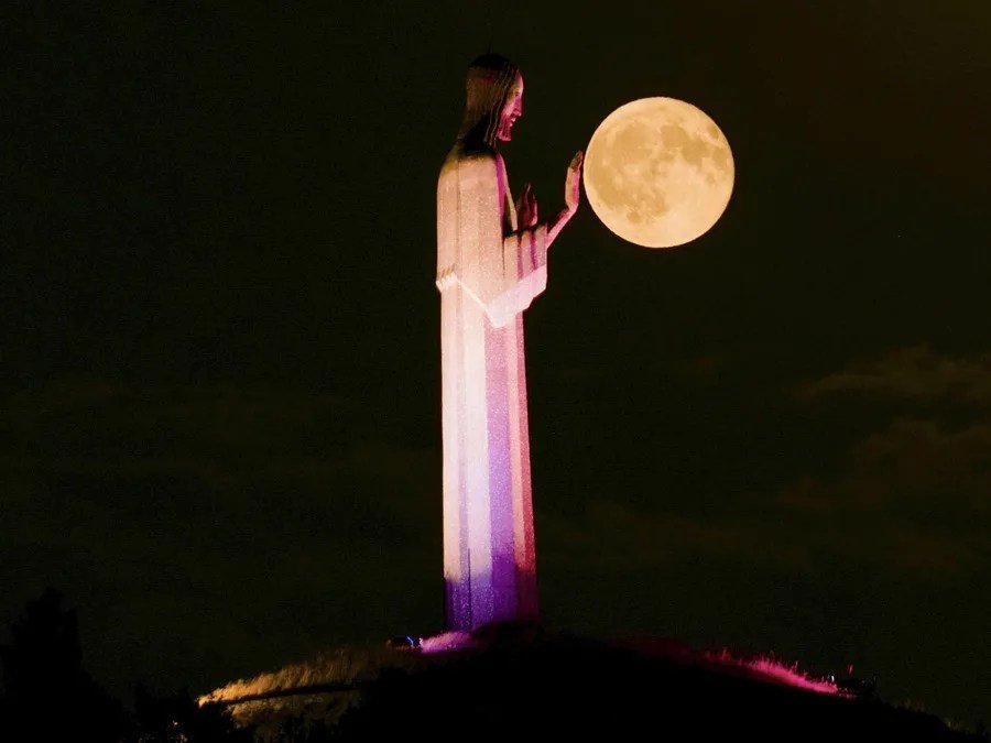 El Cristo del Otero se alinea con la luna durante el eclipse de 2026 en un ensayo fotográfico