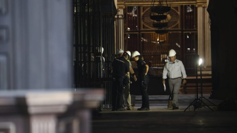 Técnicos y fuerzas del orden analizan los daños en los techos de la Mezquita de Córdoba