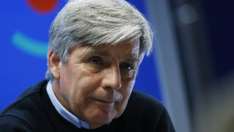 El exdirigente del fútbol chileno confirma que recolectó las firmas necesarias para postularse a