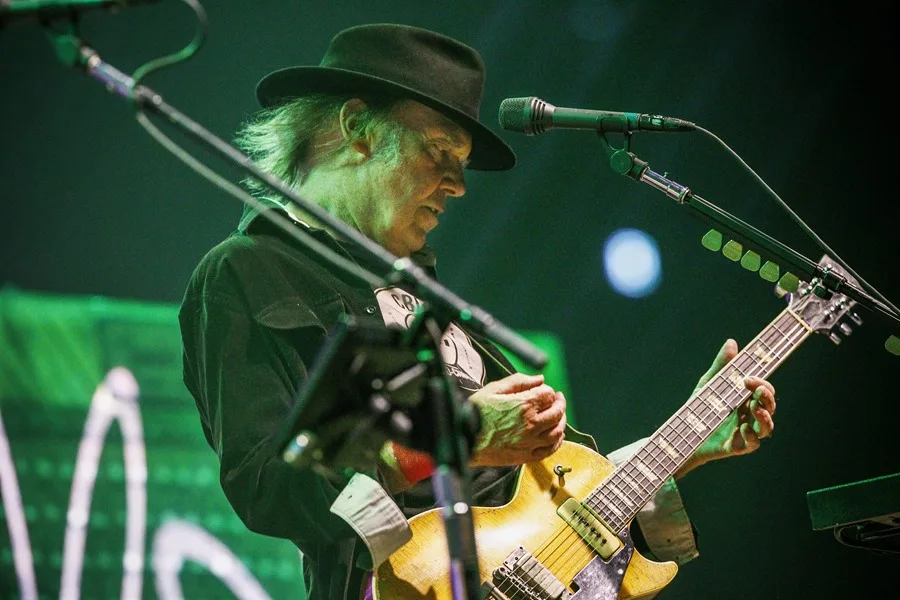 Neil Young deja Facebook en desacuerdo con la política de Meta sobre chatbots para niños