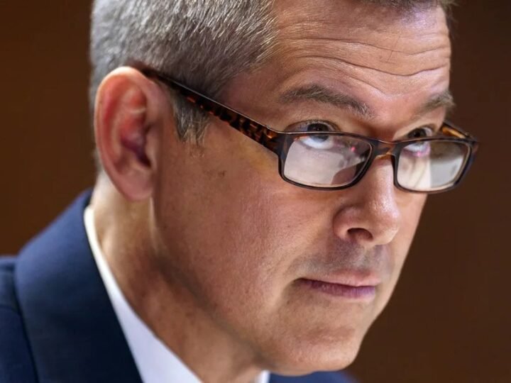 truman vive una vida de reality show sin saber que es parte de una ilusión creada por los medios.