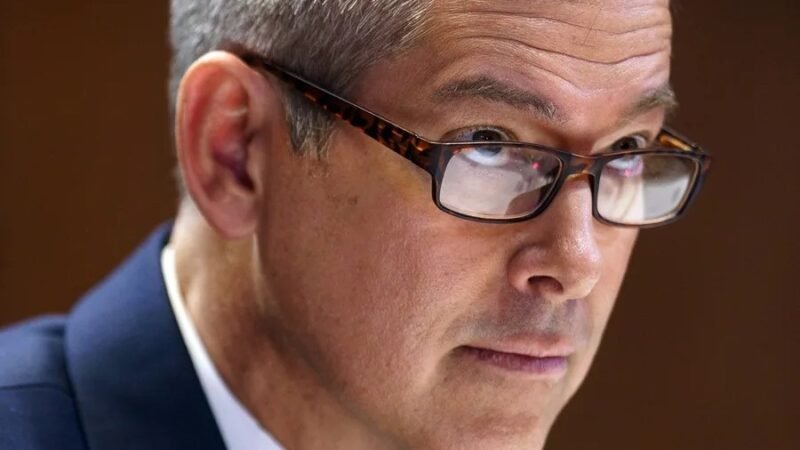 truman vive una vida de reality show sin saber que es parte de una ilusión creada por los medios.