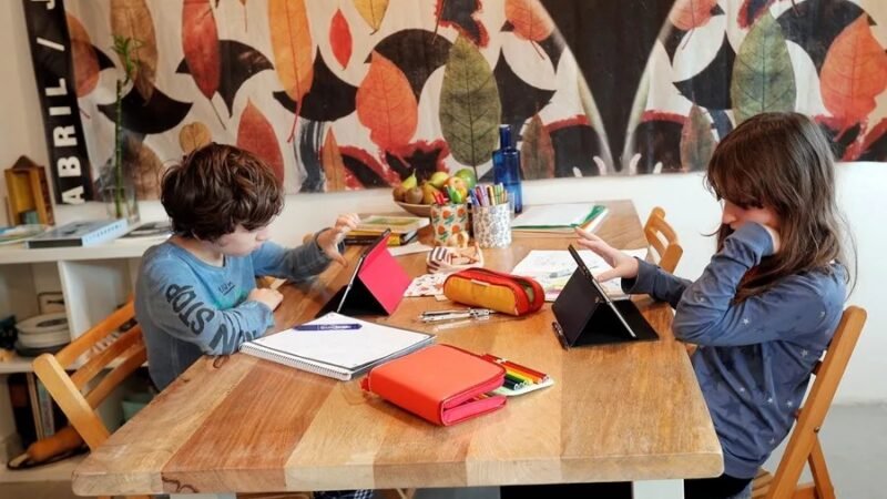 El estrés digital afecta el rendimiento escolar de los jóvenes: una app conecta a voluntarios sin
