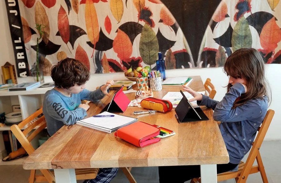 El estrés digital afecta el rendimiento escolar de los jóvenes: una app conecta a voluntarios sin