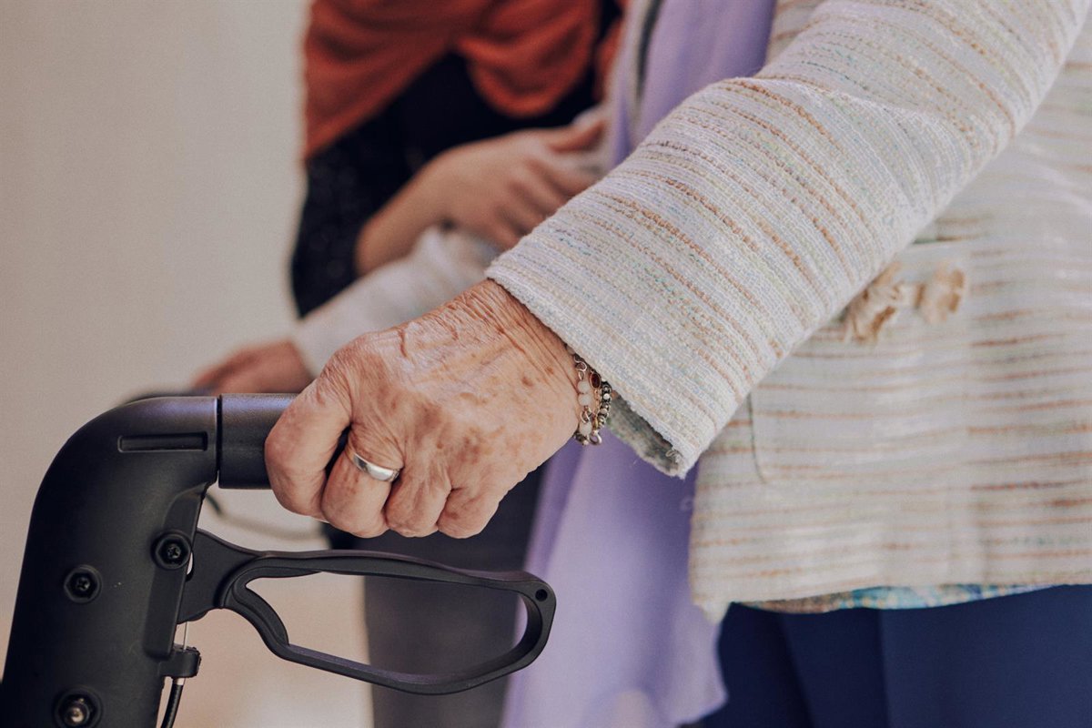 La soledad no deseada en personas mayores se intensifica en verano, afectando su salud física y