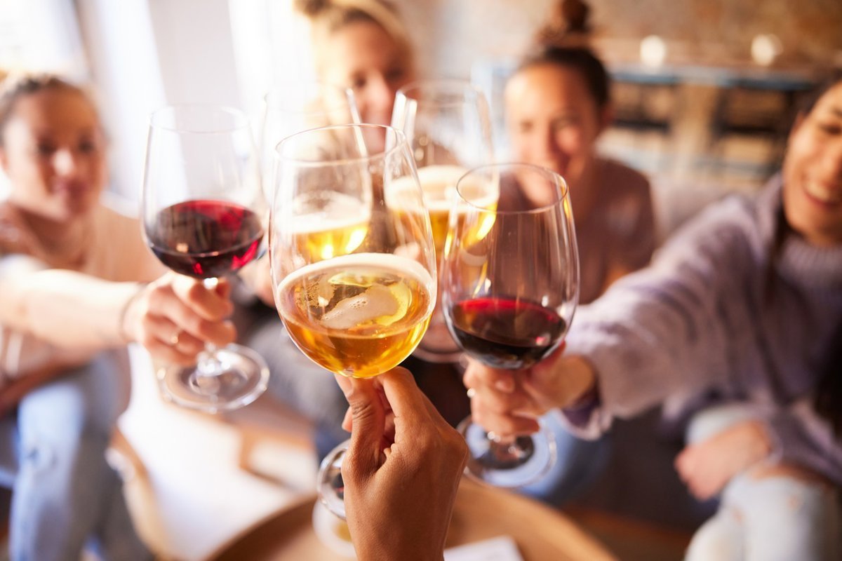 Vino y cerveza tienen beneficios, pero el vino podría ser más ventajoso en moderación.
