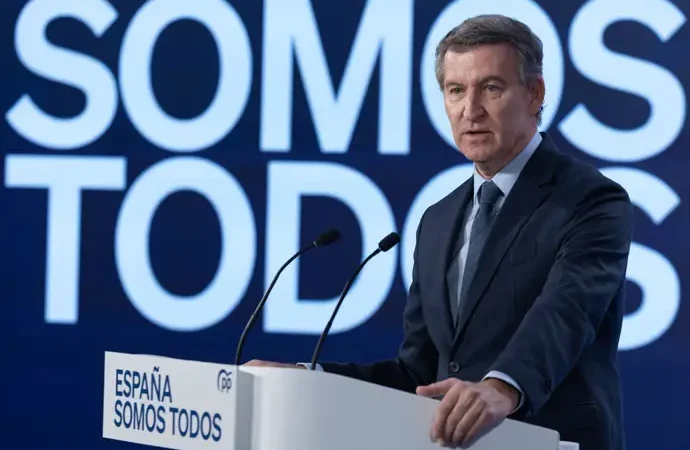 Feijóo y el PP expresan su pesar por el fallecimiento de Miguel Uribe, tiroteado en un mitin