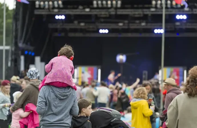 Pediatras alertan sobre el serio riesgo de daño auditivo en niños por ruidos de conciertos y