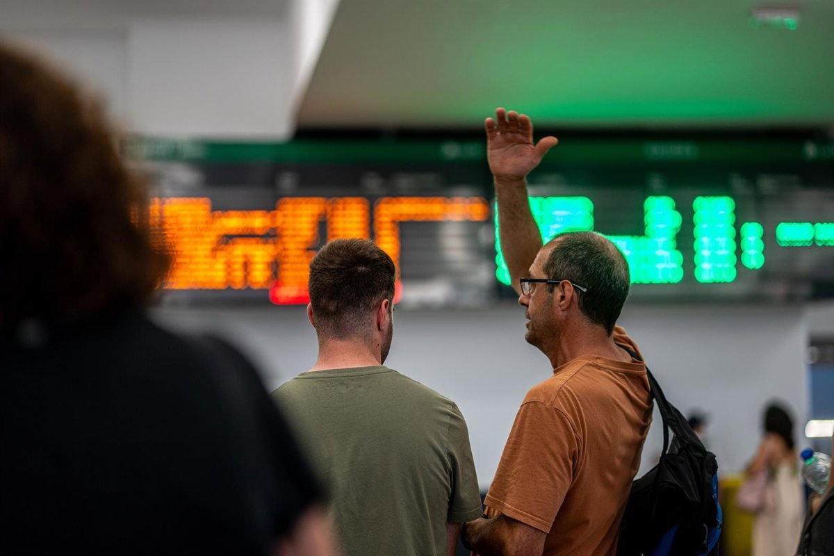 Renfe ha suspendido el servicio de trenes entre Galicia y Madrid debido a los incendios forestales.