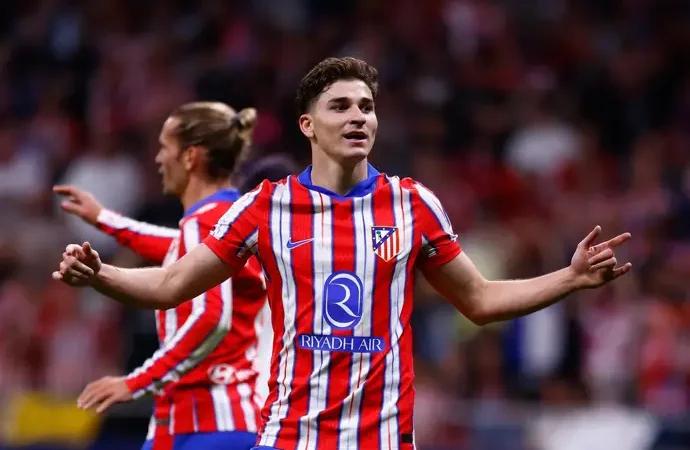 Julián Álvarez busca liderar el ataque del Atlético junto a su nuevo compañero en el equipo