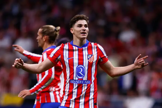 Julián Álvarez busca liderar el ataque del Atlético junto a su nuevo compañero en el equipo