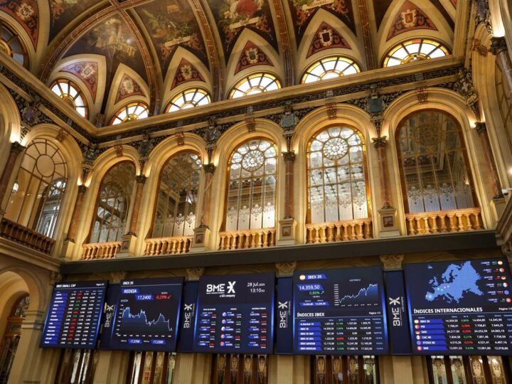 El Ibex 35 finaliza la semana cerca de los 15.300 puntos, con una subida del 0,47% hasta los 15.277