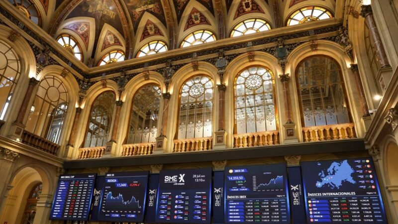 El Ibex 35 finaliza la semana cerca de los 15.300 puntos, con una subida del 0,47% hasta los 15.277