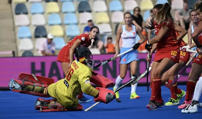 Las RedSticks enfrentan el penalti-córner de Yibbi Jansen y lucharán por el bronce europeo