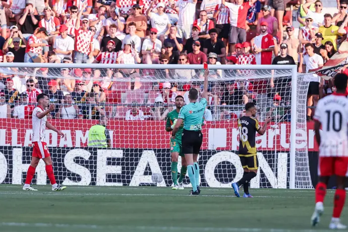 El Rayo aprovecha los errores de Gazzaniga y el Villarreal vence al Oviedo en su regreso