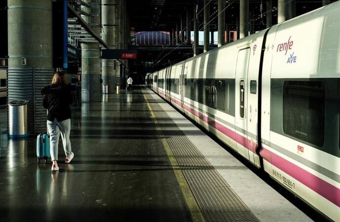 Adif informa que la circulación entre Madrid y Galicia permanecerá suspendida hasta el mediodía
