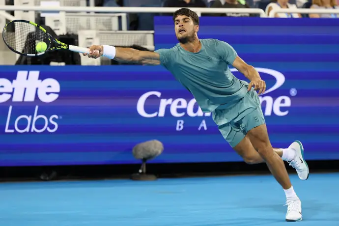 Alcaraz sortea el desafío de Rublev en un emocionante partido de tenis
