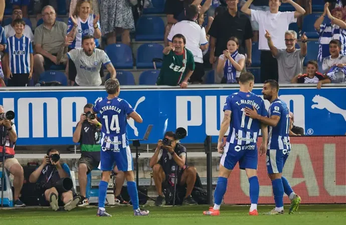 Valencia y Real Sociedad empatan en su debut, mientras el Alavés vence al Levante con claridad