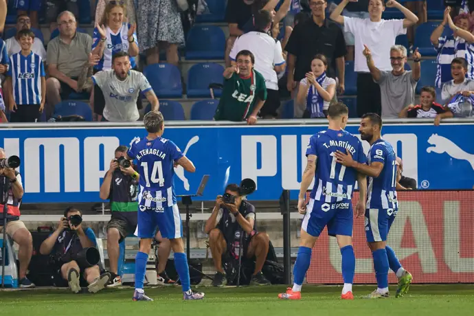 Valencia y Real Sociedad empatan en su debut, mientras el Alavés vence al Levante con claridad