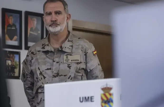 El Rey visita el Cuartel General de la UME en Torrejón para conocer su despliegue en incendios.