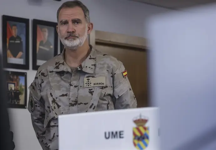 El Rey visita el Cuartel General de la UME en Torrejón para conocer su despliegue en incendios.