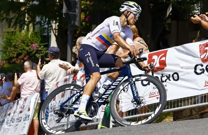 Movistar presenta su equipo para La Vuelta con un bloque sólido tras la baja de Enric Mas