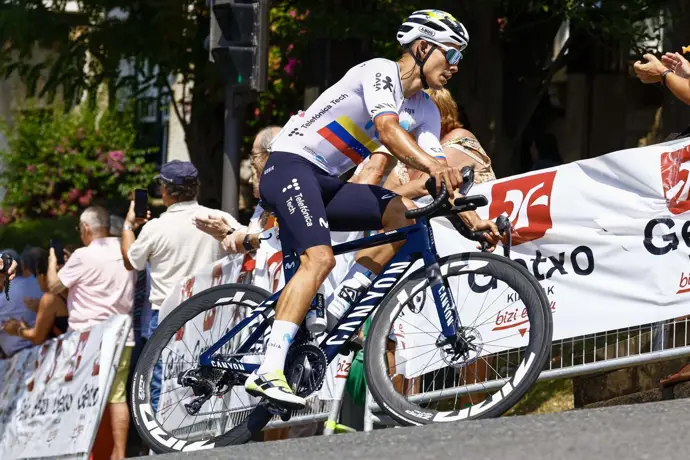 Movistar presenta su equipo para La Vuelta con un bloque sólido tras la baja de Enric Mas