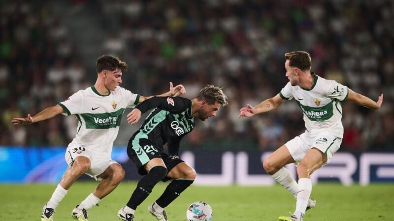 El Elche logra un empate frente al Betis en su regreso a Primera división