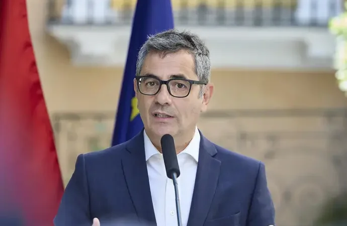 Bolaños ignora las críticas del «bronceado» Bendodo hacia la directora de Protección Civil, la