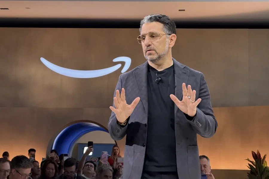 Amazon presenta un nuevo Kindle Scribe más grande, ligero y con pantalla a color por primera vez