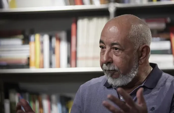 Leonardo Padura presenta ‘Morir en la arena’: «En Cuba, la realidad siempre entra, incluso con un