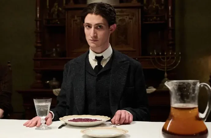 Idan Weiss observa los tics de Nadal para interpretar a Kafka y su angustiante sentimiento