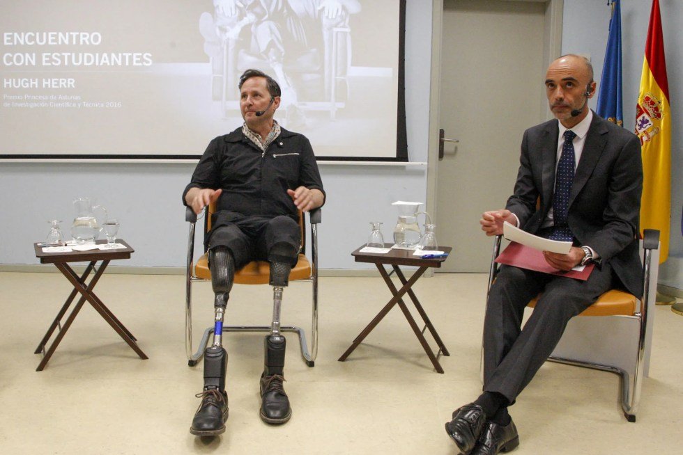 protesis accesibles por medio de la tecnología y la producción personalizada de OpenAI