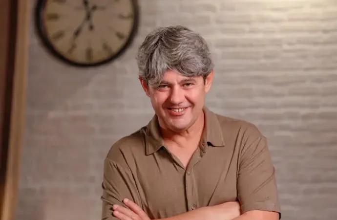 Está lloviendo y te quiero» de Antonio Mercero es opuesto a la obra de Carmen Mola en su enfoque