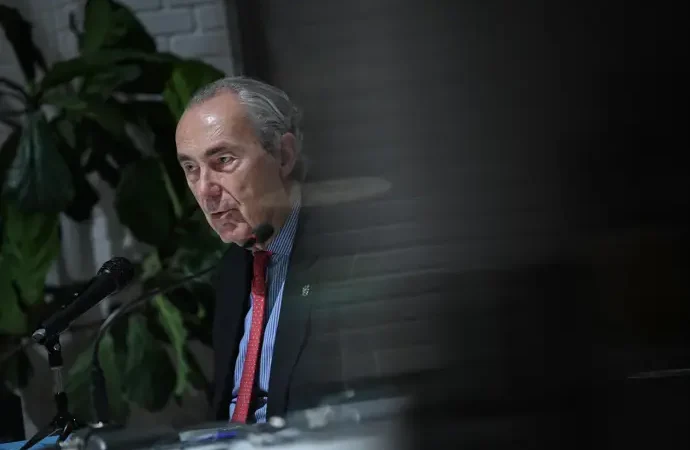 Luis Alberto de Cuenca es galardonado con el Premio José Luis Sampedro 2025 por su trayectoria