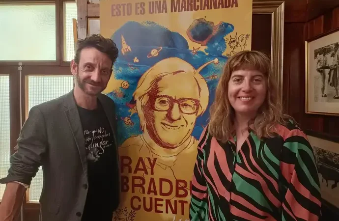 Páginas de espuma presenta 116 relatos de Ray Bradbury, explorando más allá de la ciencia