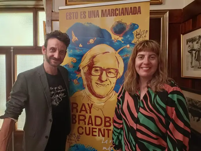 Páginas de espuma presenta 116 relatos de Ray Bradbury, explorando más allá de la ciencia