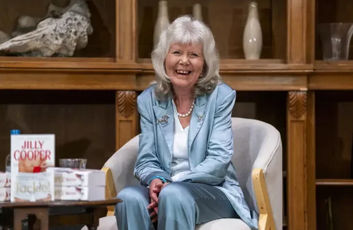 Fallece la escritora británica Jilly Cooper a los 88 años, conocida por sus novelas románticas