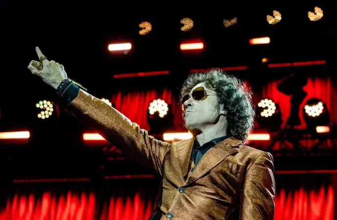 Bunbury vuelve a la poesía con ‘Los suaves deslices de la lluvia’ y su emotiva lírica.