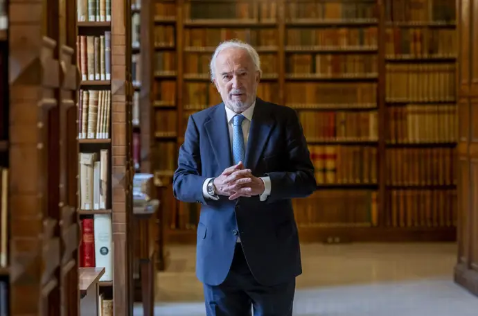 La RAE expresa su firme desaprobación ante el ataque de García Montero al director de la