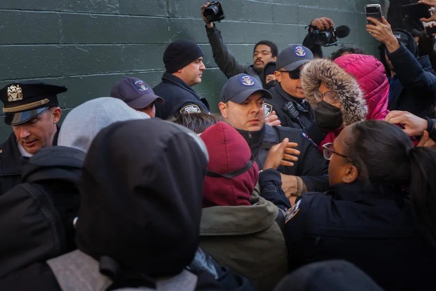 Manifestantes fueron detenidos por obstaculizar el camino de agentes migratorios en Nueva York