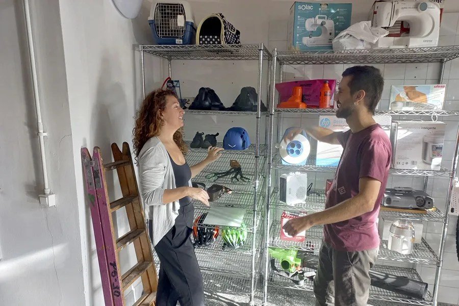 La biblioteca sin libros que ofrece robots de cocina, muletas o bicicletas para prestar a la