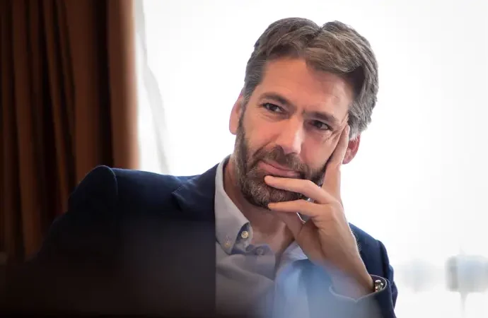 Juan de Oñate expresa que la novela le permite reflexionar sobre la crisis del periodismo actual