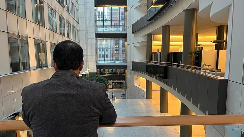 Toni Comín, eurodiputado exiliado, enfrenta un limbo legal tras su huida de España por razones