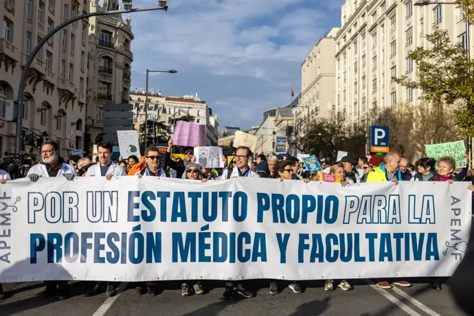 Miles de médicos se manifiestan en las calles en la primera jornada de huelga contra el Estatuto