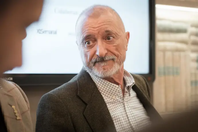 Pérez-Reverte evita el debate Cervantes-RAE, pero admite errores por parte de los de siempre en